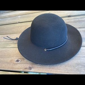 Wyeth soft wool hat
Leather chin tie
adjustable